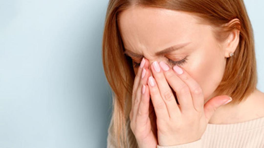 Eyebrow itching is normal but if it becomes painful and persists for multiple days, you must seek immediate treatment.